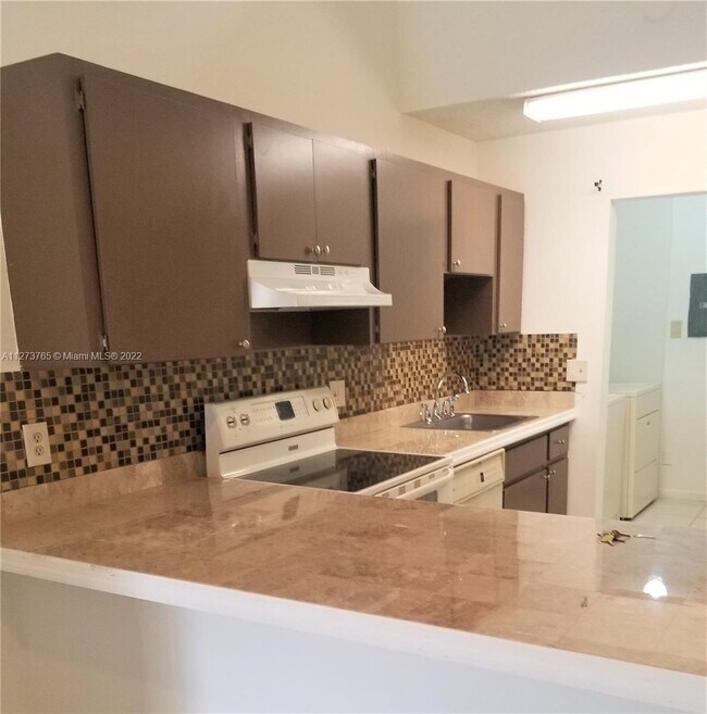 3816 SW 69th Way in Miramar, FL - Foto de edificio - Building Photo