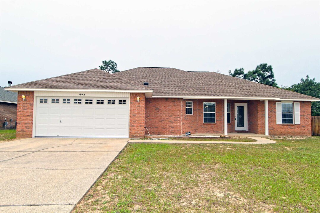 643 Downhaul Dr in Pensacola, FL - Building Photo