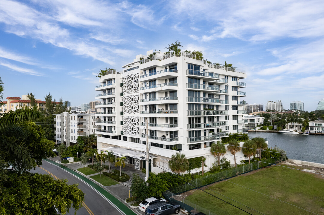 9241-9261 E Bay Harbor Dr in Miami Beach, FL - Building Photo