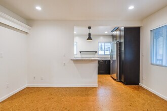 256 W Tujunga Ave, Unit B in Burbank, CA - Building Photo - Building Photo