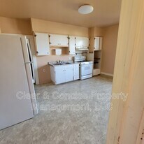 298 E Oregon Ave in Creswell, OR - Building Photo