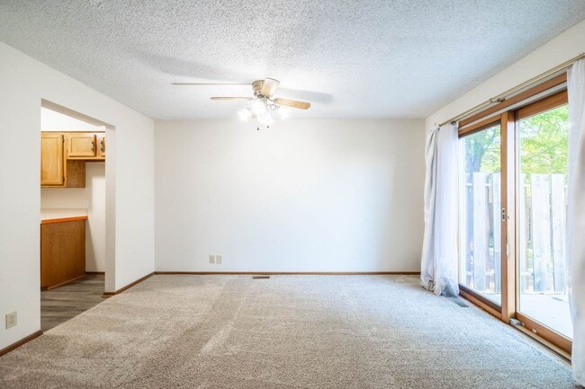 8532 Oakwood Dr in Urbandale, IA - Building Photo - Building Photo
