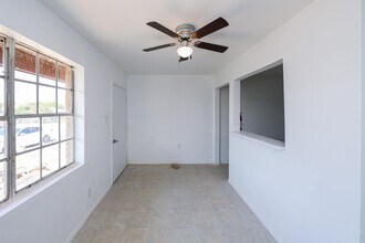 1001 Reynolds St in Laredo, TX - Building Photo - Building Photo