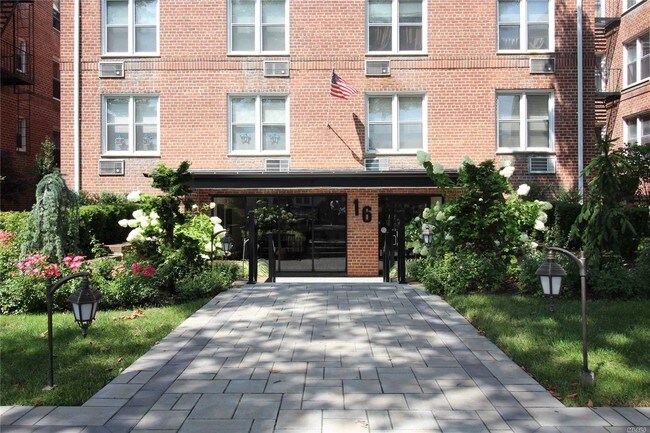 16 Main St-Unit -3K in East Rockaway, NY - Building Photo - Building Photo