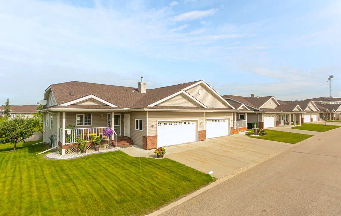 8602 Southfort Dr in Fort Saskatchewan, AB - Building Photo
