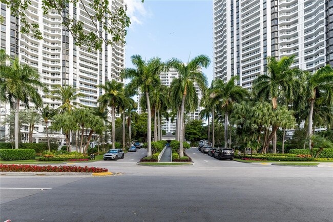 21205 Yacht Club Dr in Aventura, FL - Foto de edificio - Building Photo