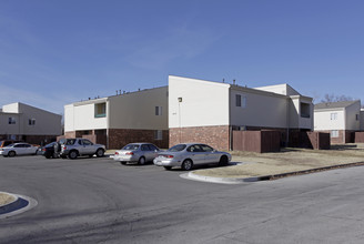 The Meadows Apartments in Tulsa, OK - Building Photo - Building Photo