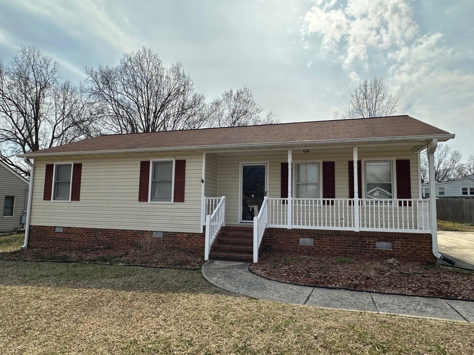 1614 Melody Ln in Burlington, NC - Building Photo