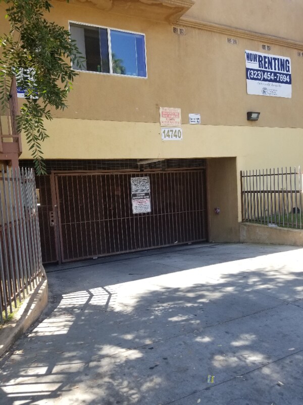14740 Erwin St in Los Angeles, CA - Building Photo - Building Photo