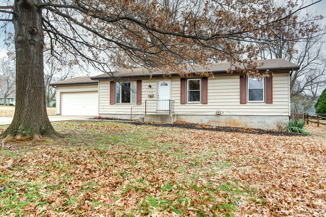 3128 S Pinehurst Ave in Springfield, MO - Foto de edificio