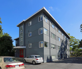 1060 Craigdarroch Rd in Victoria, BC - Building Photo - Building Photo