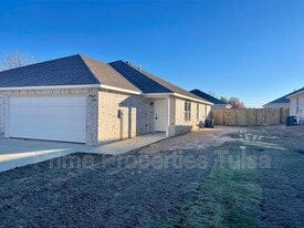 1912 Cypress St in Wagoner, OK - Building Photo