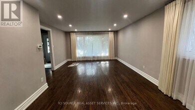 70 Poinsetta Dr in Markham, ON - Building Photo - Building Photo