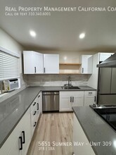 5651 N Sumner Way in Culver City, CA - Foto de edificio - Building Photo