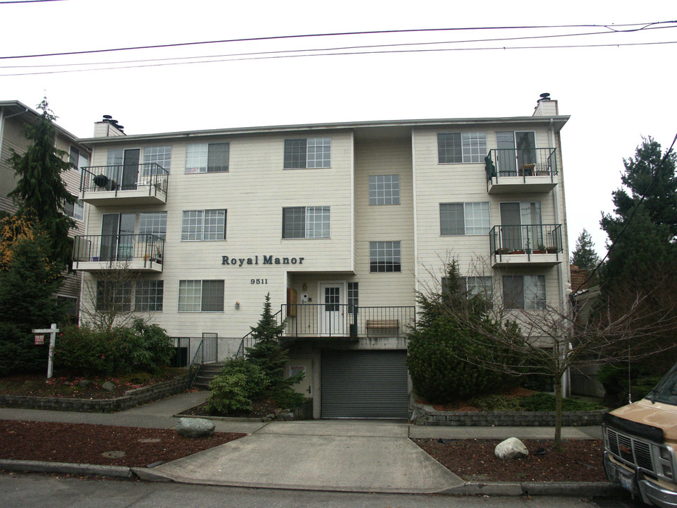 Royal Manor Apartments in Seattle, WA - Building Photo