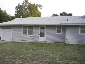 1025 Hickory Ln in Midwest City, OK - Building Photo