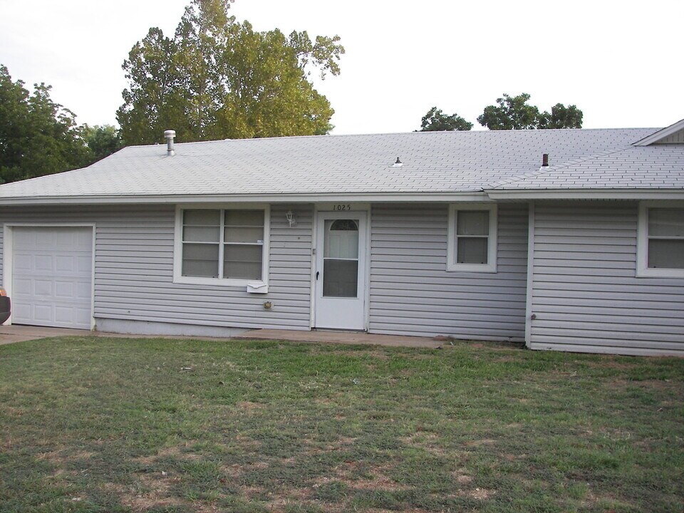 1025 Hickory Ln in Midwest City, OK - Building Photo