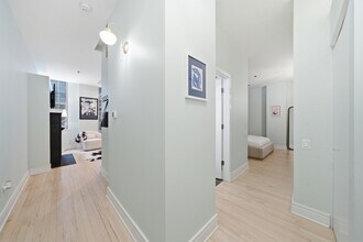 212 W Washington St in Chicago, IL - Building Photo - Building Photo