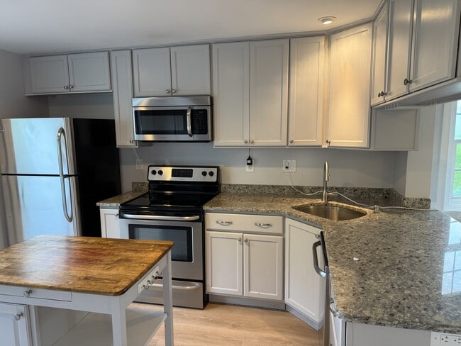 221 Fox Hollow Dr in Hudson, NH - Building Photo - Building Photo