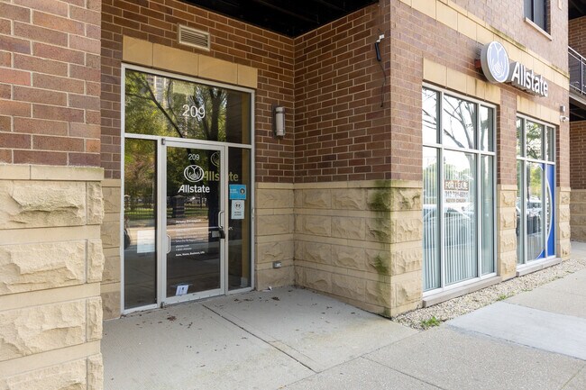 201-211 E 31st St in Chicago, IL - Foto de edificio - Building Photo