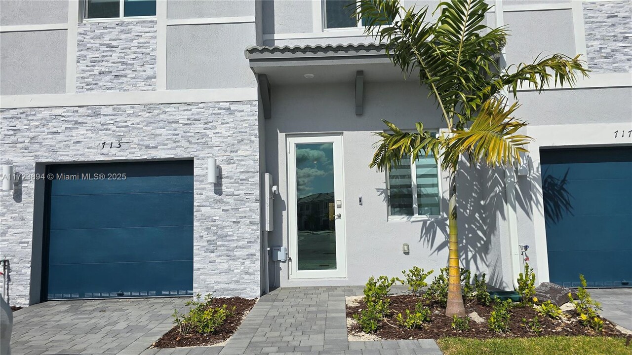 713 SE 13th St Cir in Homestead, FL - Building Photo