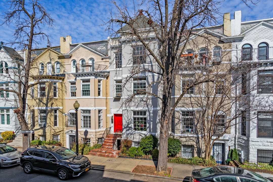 1823 NW Riggs Pl in Washington, DC - Building Photo