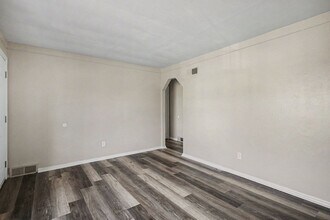 7030 Emma Ave in Jennings, MO - Foto de edificio - Building Photo