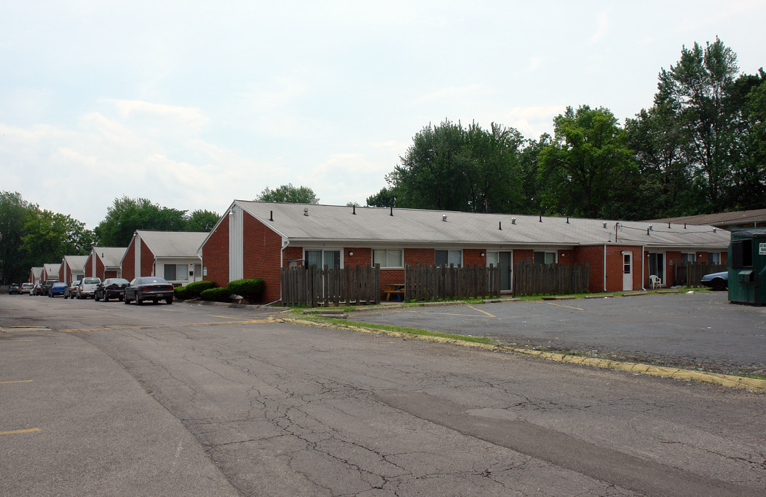 Laskey Manor in Toledo, OH - Building Photo