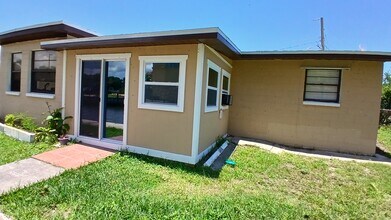 211 Sandy Cir in South Daytona, FL - Building Photo - Building Photo