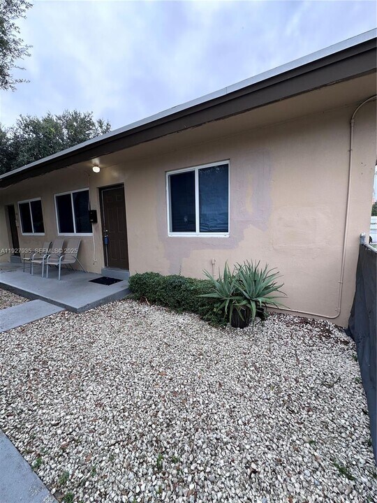 1460 NW 52nd St in Miami, FL - Building Photo