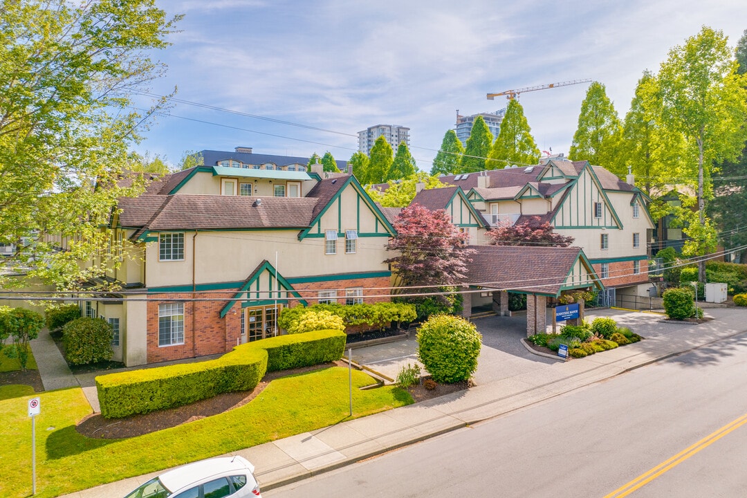 Sunnyside Manor in Surrey, BC - Building Photo