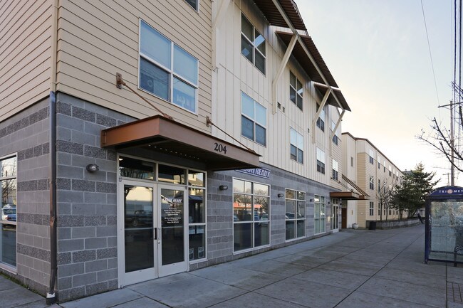 McCuller Crossing Apartments in Portland, OR - Foto de edificio - Building Photo