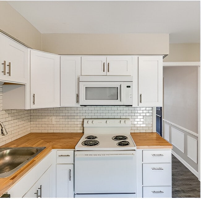 Creekwood Apartments in Holt, MI - Building Photo - Building Photo