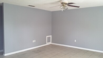 2422 Crystal Hills Loop E in Lakeland, FL - Foto de edificio - Building Photo