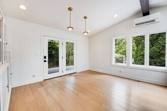 7044 8th Ave NW in Seattle, WA - Building Photo - Building Photo