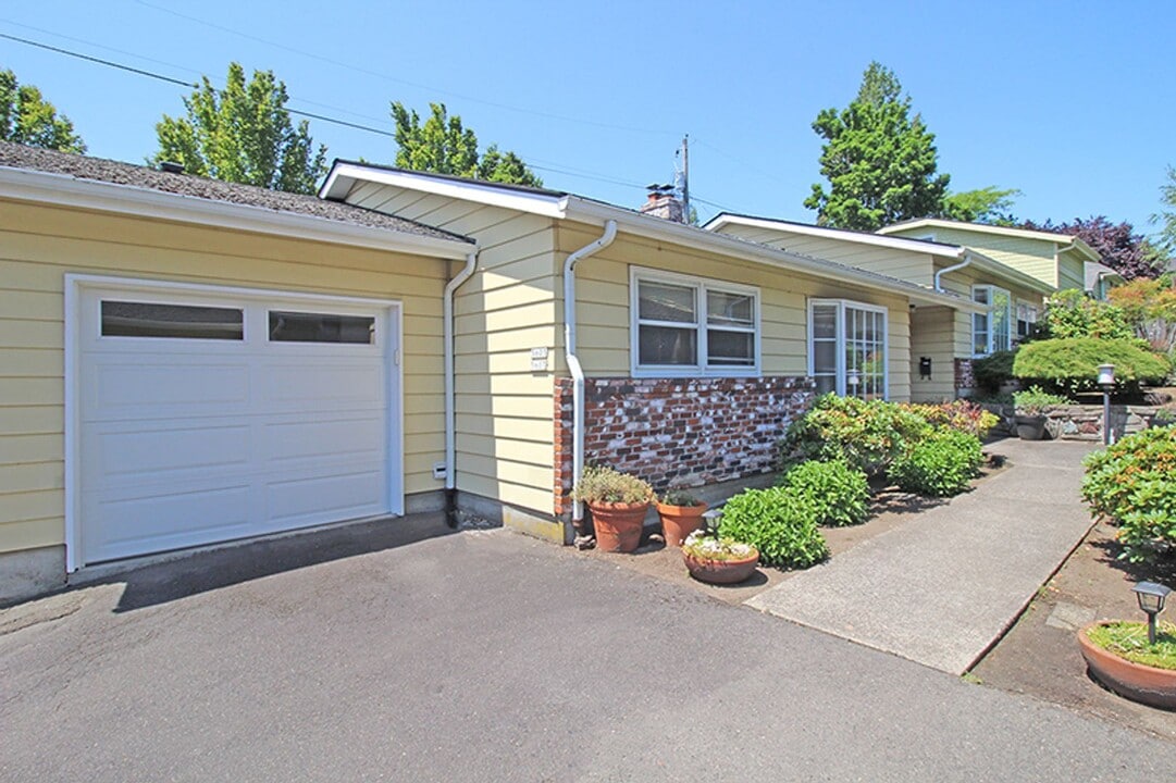5603-5617 NE Everett St in Portland, OR - Building Photo