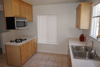 7633 Enfield Ave in Reseda, CA - Building Photo - Building Photo