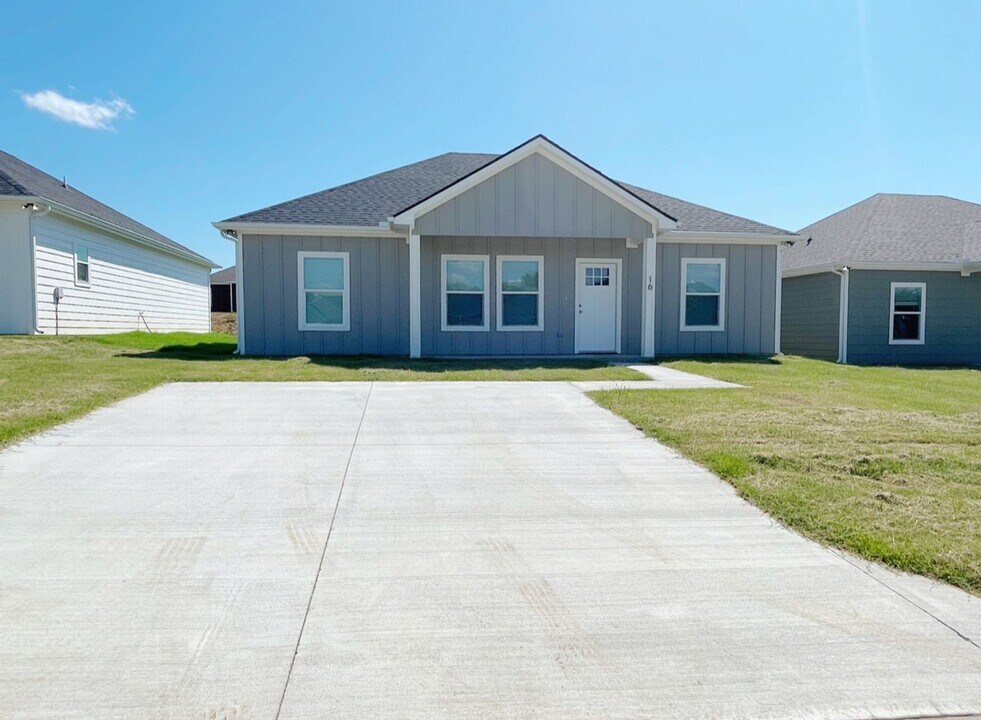 6 Middle St in Durant, OK - Building Photo