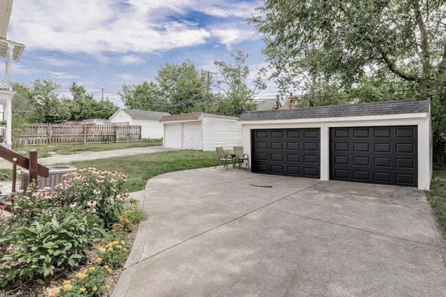 13582 Cedar Rd, Unit Downstairs in University Heights, OH - Foto de edificio - Building Photo