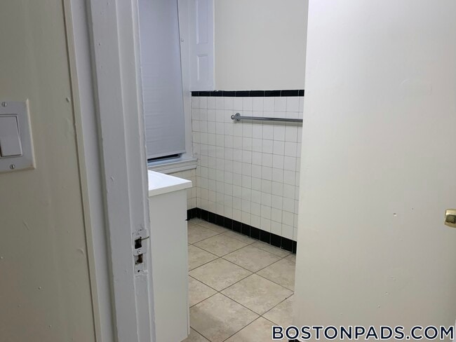 62 Boylston St, Unit 225 in Boston, MA - Building Photo - Building Photo