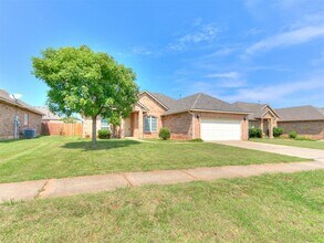 929 NE 28th St in Moore, OK - Foto de edificio - Building Photo