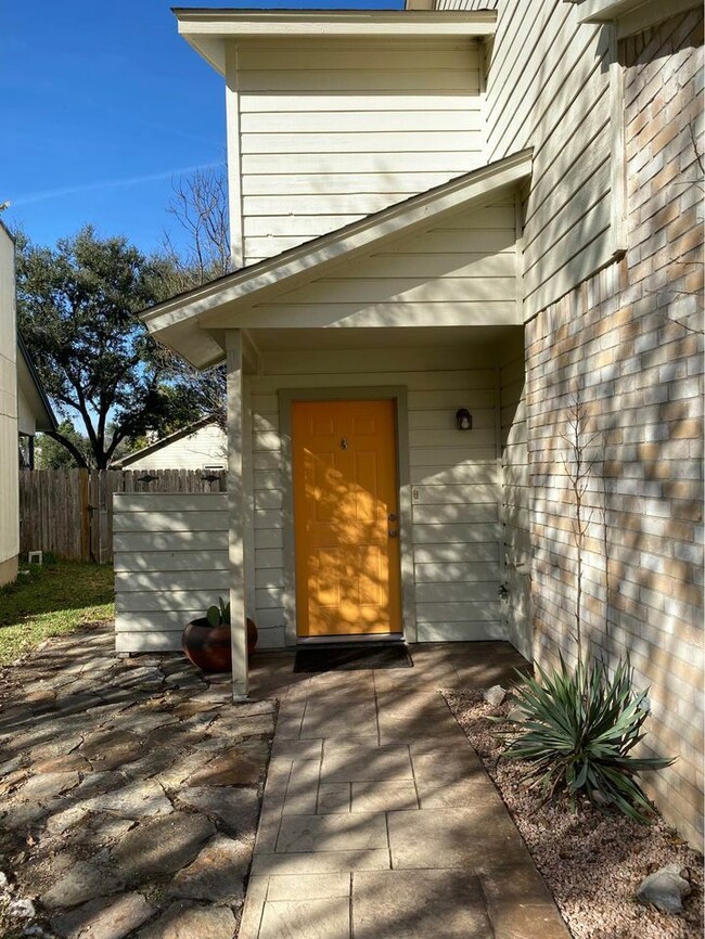 8812 Clearbrook Trail in Austin, TX - Foto de edificio - Building Photo