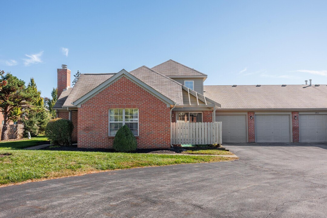 3906 Sandstone Cir in Powell, OH - Building Photo