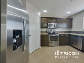 15458 W Mercer Ln in Surprise, AZ - Foto de edificio - Building Photo