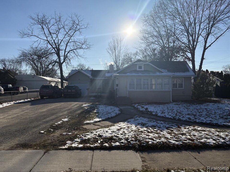 815 E Clinton St in Howell, MI - Building Photo