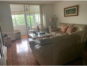 8305 Sunrise Lakes Blvd in Sunrise, FL - Building Photo - Building Photo