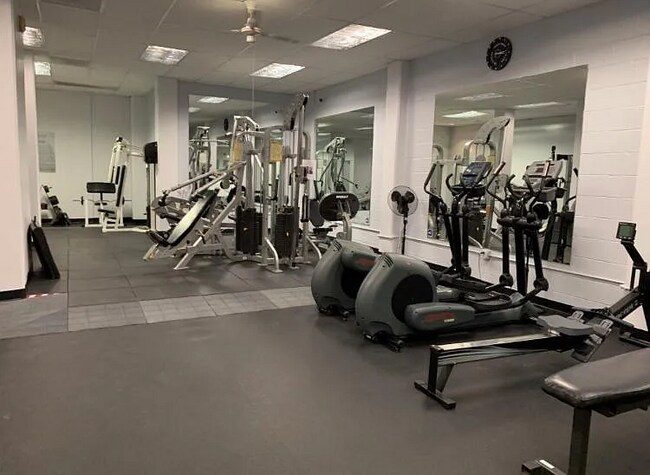 5500 Friendship Blvd in Chevy Chase, MD - Foto de edificio - Building Photo