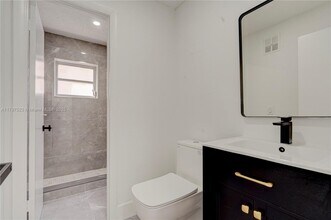 6095 W 18th Ave, Unit 220 in Hialeah, FL - Foto de edificio - Building Photo