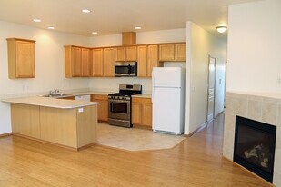 12518 SE Woodward St in Portland, OR - Building Photo