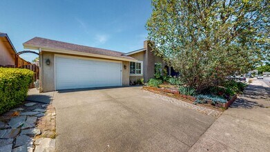 1321 Berrydale Dr in Petaluma, CA - Building Photo - Building Photo